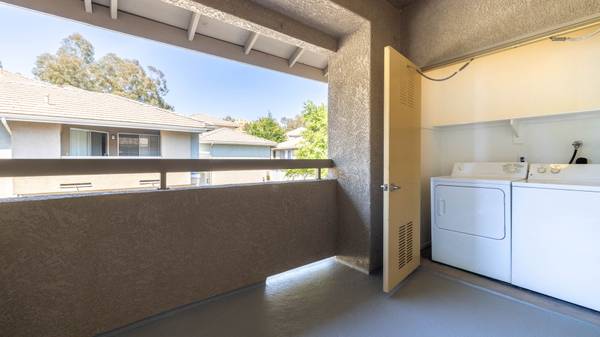$2,315 / 1br - TOP FLOOR WITH GREAT VIEW! WITHIN GATED COMMUNITY!63701148817409121