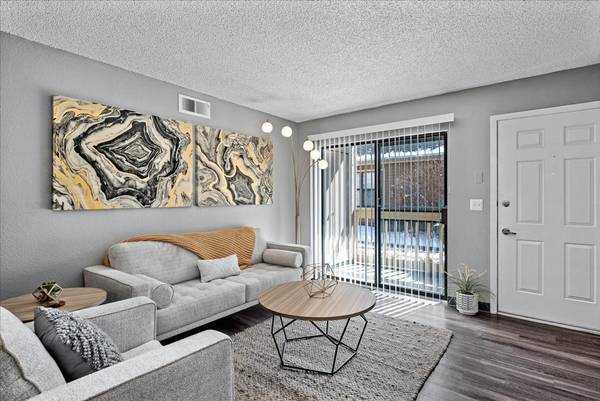 $1,764 / 2br - 810ft2 - Online Maintenance Requests, Top floors have vaulted ceiling63849270534531122