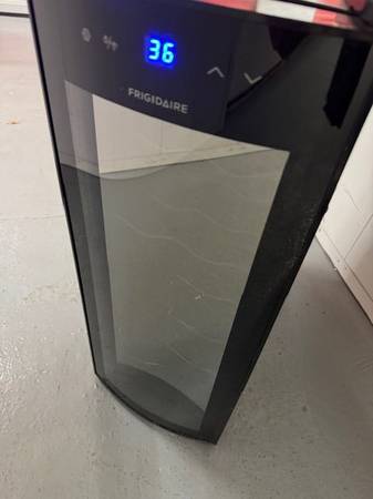 Electronic Wine/Beverage Curved Door Holder by Fridgedaire. - $99 (Boston-Cambridge Ma)63470803471361121