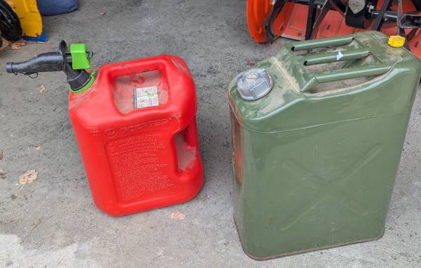 two 5-gallon gas cans 1