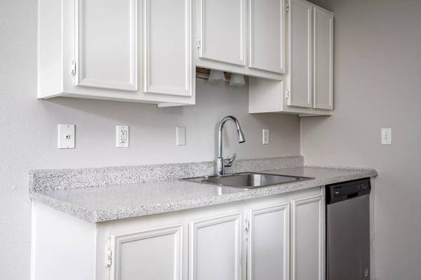 $1,495 / 2br - 850ft2 - Lots of room to call your own! Spacious 2 bed! Beautiful neighborhood! (Milwaukie)63999315140098120