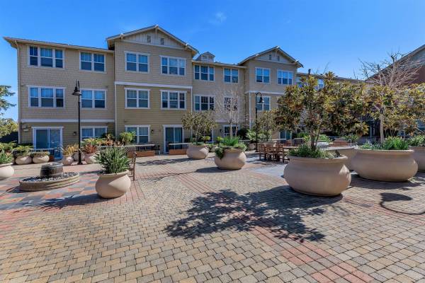 $2,790 / 2br - 1405ft2 - Located in Emeryville, 2/bd, Private Front Porch (alameda)64000749111427124
