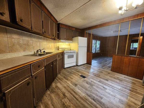 $995 / 2br - 2 BED 2 BATH WITH SCREENED PORCH & 2 STORAGE SHEDS! (Silver Springs)63861744690433122