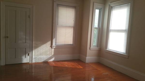 $1,125 / 175ft2 - Big Bright Room near Shops, 59 Bus & T to Boston, C/A, Free WiFi (Newton)64034613825410121