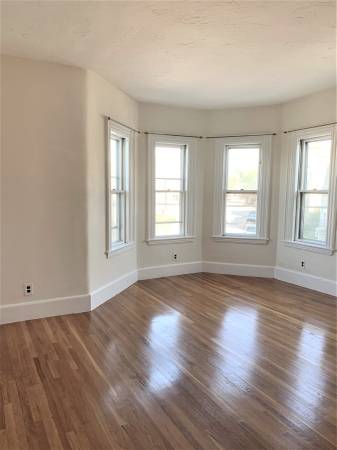 $2,400 / 2br - 1200ft2 - Amplio y modernizado de 2 dormitorios/1 baño desde el 1 de octubre (Magoun sq)63655335390721124