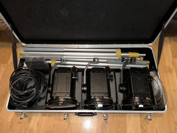 Lowel Fren L 650 Studio Light Kit With Storage Case 1