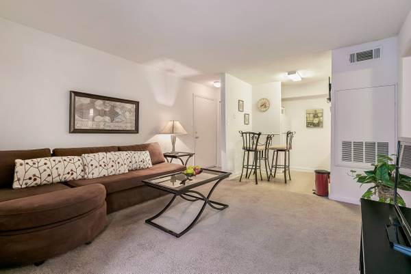 $1,010 / 1br - 🌷Tours Available Now!!🌷 (FAT CITY)63903537310722122