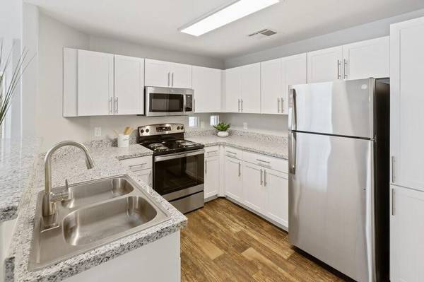 $1,200 / 1br - 651ft2 - Assigned Covered Parking, On-Call Maintenance, Microwave (Tucson)63674721701761120