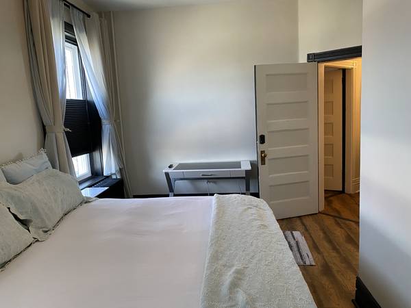 $950 / 1br - Relocating  to STL?  Large Comfy Private King Room Available! (SLU)63924426235011122