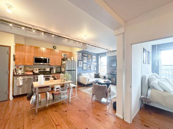 $3,000 / 1br - 750ft2 - Renovated Williamsburg 1BR with Home Office (Williamsburg)64033291738626121