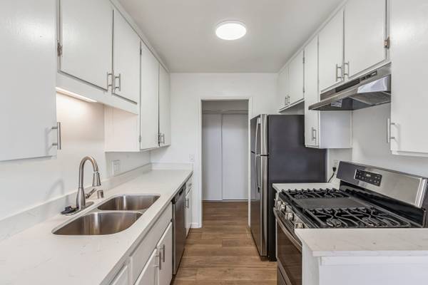 $3,035 / 2br - 1000ft2 - Laundry Facility, Pet Friendly, Ceiling Fan (850 Warwick Ave, Thousand Oaks, CA)63668271386241120