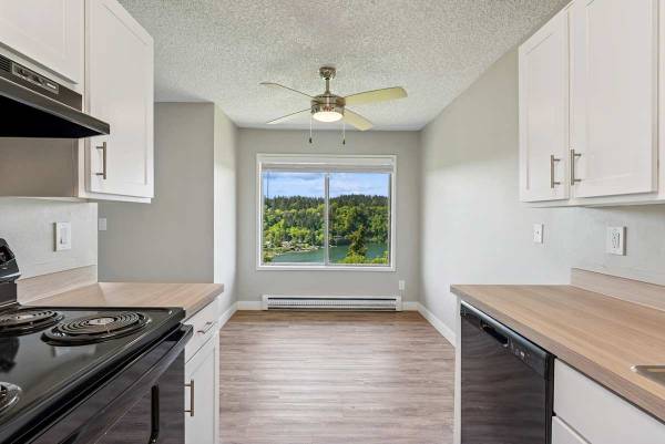 $1,285 / 568ft2 - Estacionamiento cubierto disponible, Persianas para ventanas, Estacionamiento asignado (12601 SE River Rd, Milwaukie, OR)63672547620355124