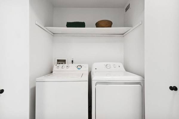 $1,950 / 2br - 865ft2 - Spacious Closets, Renovated Homes Available, Pet Friendly63862288509185123