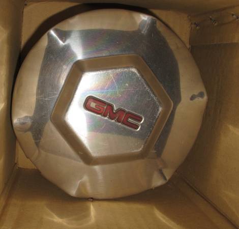 2006 GMC Envoy Wheel Center Pieces 1