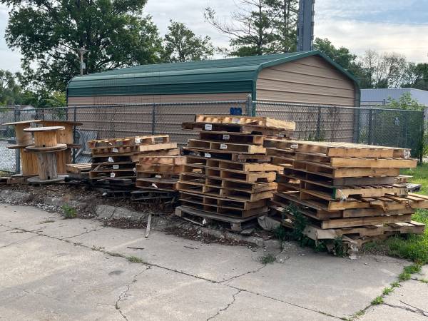 FREE pallets and wooden spools 1