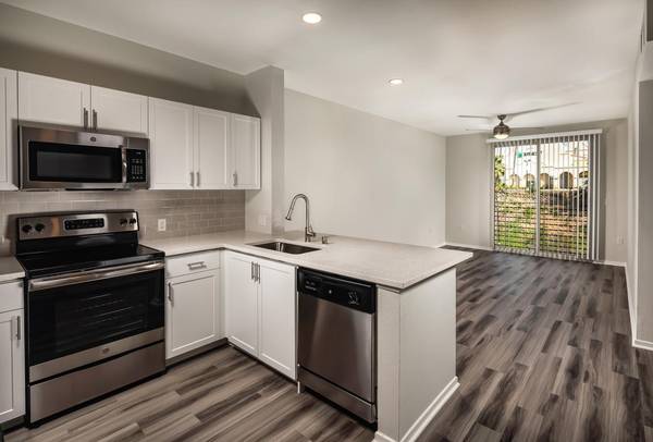 $2,714 / 2br - 996ft2 - Oval Roman tub in Primary Bath, Breakfast bar or kitchen island (La Mesa)63663768848641124