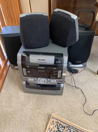 SHARP   CD  PLAYER  With  Four  Speakers 1