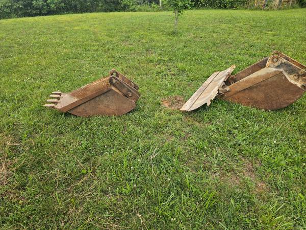 2 John Deere 550 excavator buckets 1