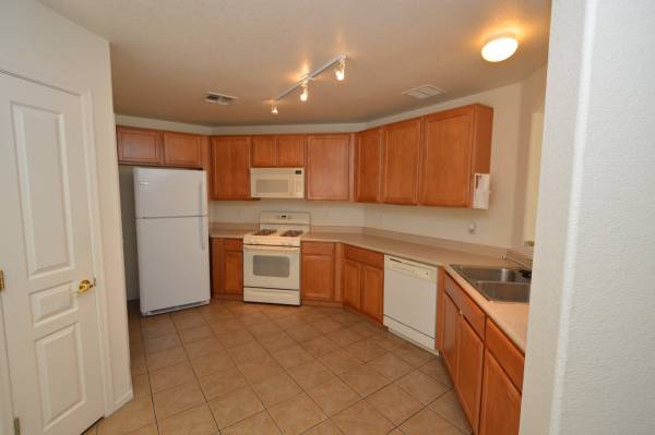 $1,700 / 3br - **Fabulous 3BR home in quiet neighborhood! ** (6815 W Quailwood Way)63674756293889122