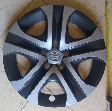 Toyota hub cap 1