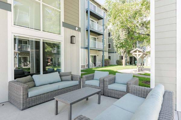 $1,414 / 2br - 2/BD, Business Center, Laundry Facilities on Each Floor (611 NE Bellevue Drive, Bend, OR)63839293109633121