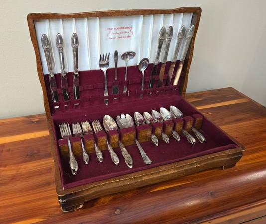 1847 Rogers Bro's Silver Set - $125 (Sioux Falls)634711241424671223
