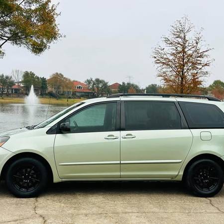2009 Toyota Sienna título limpio - $5300 (Houston Tx)63622151207937123