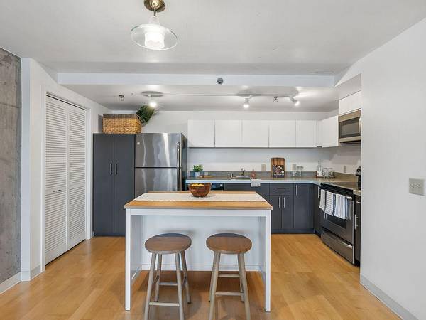 $2,295 / 1br - 560ft2 - Almacenamiento*, Electrodomésticos de Acero Inoxidable, Acceso Controlado, Almacenamiento para Bicicletas (U-District)64031306110083120