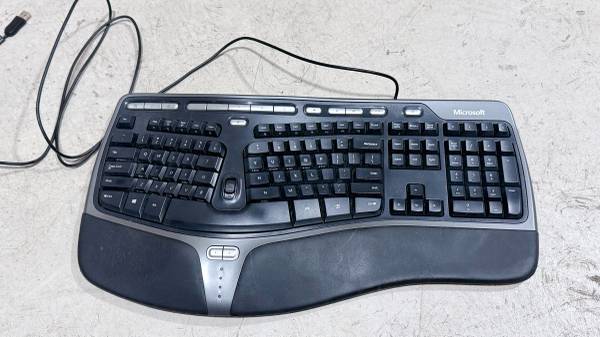 Microsoft Natural Ergonomic Keyboard 4000 – Rarely Used 1