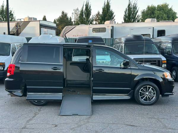 2017 Dodge Grand Caravan - FURGONETA PARA SILLA DE RUEDAS / RAMPA DE PISO / BAJADA DE SUSPENSIÓN!! - $32.991 (Furgoneta para silla de ruedas en Beaverton)63441480335235122