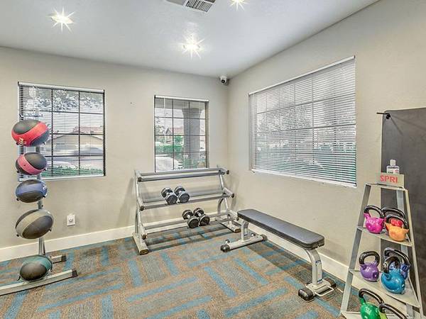 $1,320 / 2br - 1000ft2 - Ceiling Fans, Linen Closet, Controlled Access gate, Great Neighborhood (Las Vegas)63907027662850122