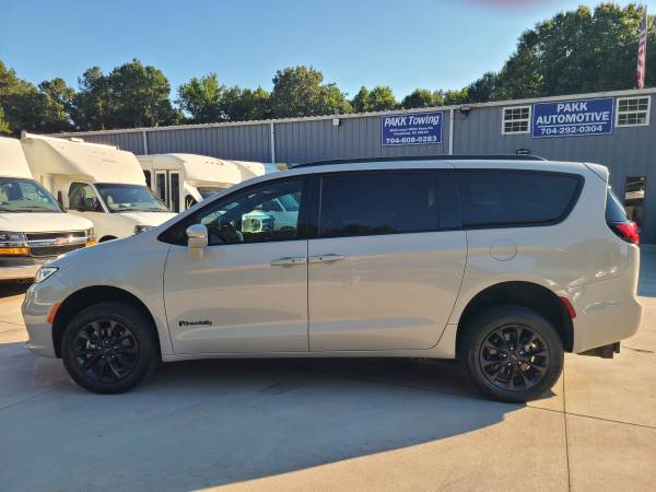 2021 Chrysler Pacifica Touring Rear Entry BraunAbility Wheelchair Van - $52,500 (Peachland)63613334302723122