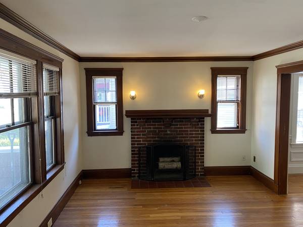 $2,500 / 2br - CHARM 1ST FL AV 9/1 2BDRMS GARAGE FP CAT OK NO FEE (BELMONT)63699392960003121