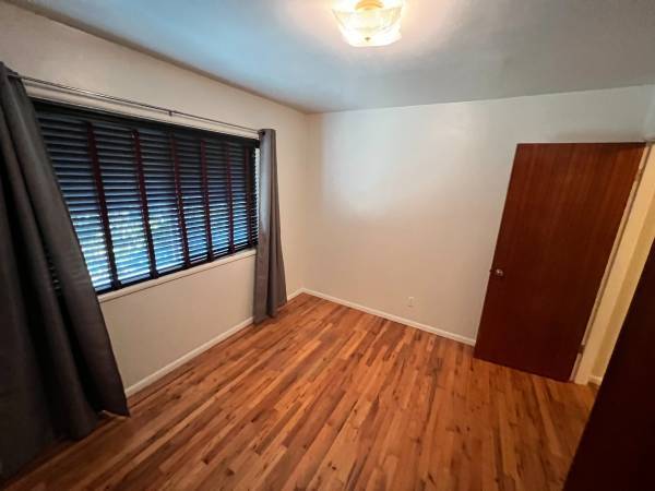 $650 / 1br - Un dormitorio en un triplex clásico de los años 50, ¡a pasos de varias líneas de transporte! (Mt. Scott-Arleta, SE Portland)63914741219587120