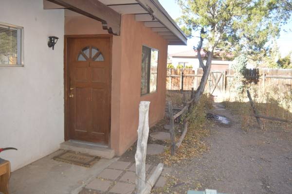 $1,550 / 2br - 681ft2 - Available for September, near town (Santa Fe)63806171465731121
