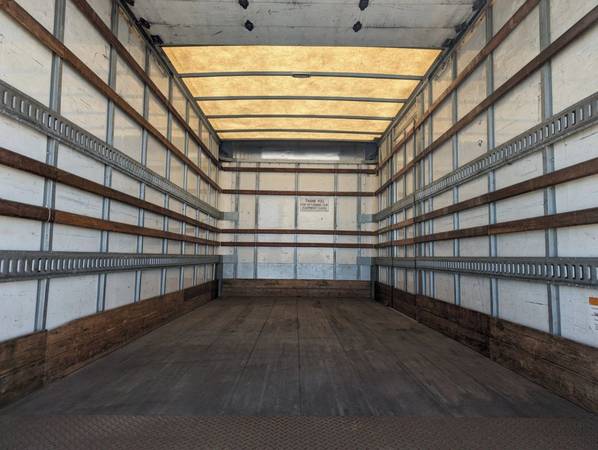 2015 Isuzu NQR 18FT - Photo 12