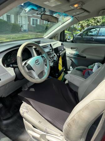 Toyota Sienna 2014 - $5,000 (FAIRFAX)63616364008835123