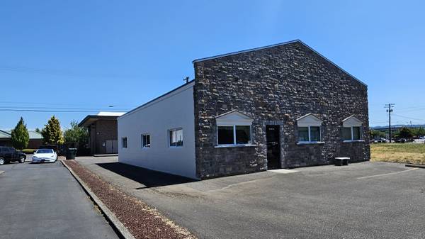 $2,000 / 2000ft2 - Price Reduced! Retail/Office Building for Lease! (Longview)64218942995715122