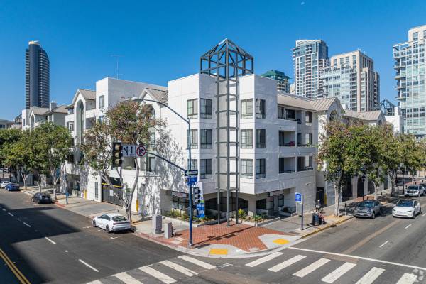 $1,951 / 455ft2 - Pool, Sauna, Sky Decks, Prime location - Market Street Square (San diego)63865591708163120