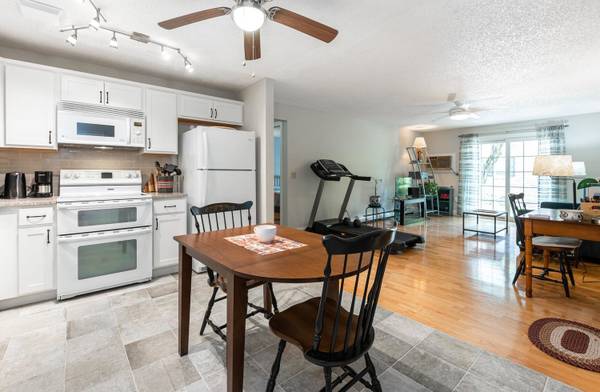 $1,485 / 1br - 1100ft2 - Condominio de lujo en 300 North River Granite Kitchen, Servicio de conserjería y Vista al río (Manchester)63656177999873124