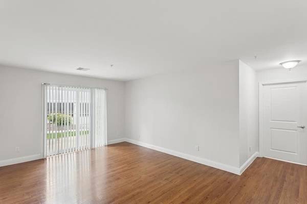 $2,310 / 1br - 1103ft2 - Fully Equipped Kitchen, Large Closets, Central Air Conditioning (95 Filley St, Bloomfield, CT)63989075671811124
