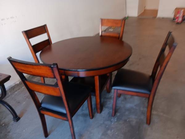 Rd. Dining Table & 4 Chairs 1