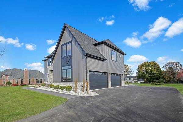 $1,750,000 / 4br - MAKE AN OFFER- single family (LAKE BARRINGTON)64284769097347121