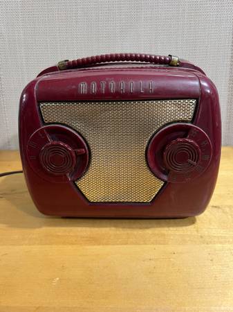 Vintage 1949 Motorola Portable Tube Radio 1