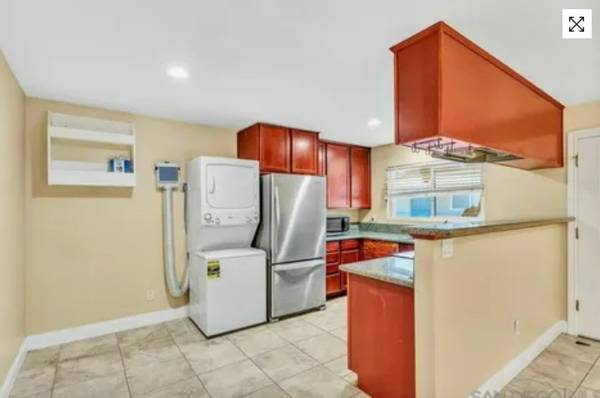 $2200.00 / 2br - 750ft2 - 2,200- SPACIOUS 2BD/1BR  Cozy Modern Condo w/ In-Unit Laundry & 2 Park63998455207810124