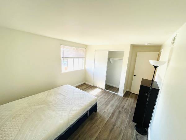 $1,075 / 5br - Furnished Room Rental in Oxnard (Oxnard)63800450322561121