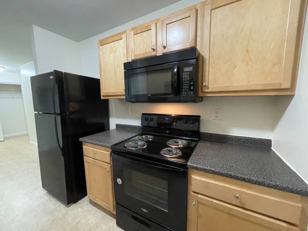 $1,980 / 2br - 853ft2 - 2 Bedroom-2 Bath w/ in Home Laundry, Central Air - dog/cat friendly (Sentinel Ct., Manchester)63931655658626124