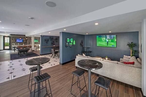 2BD, 2BA - Natural Lighting 🌞 Big, Beautiful Windows w/ Amazing Views 1