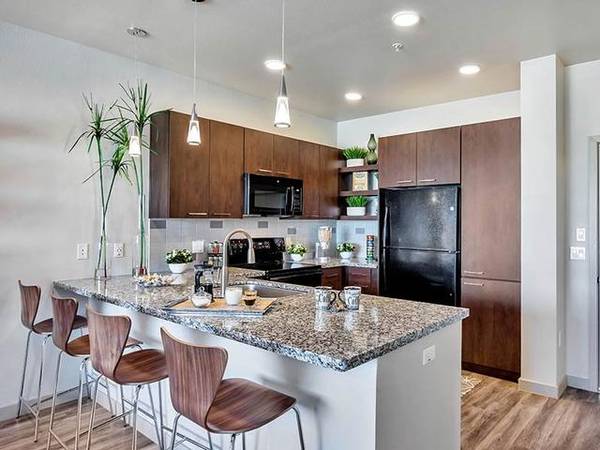 $1,702 / 2br - 986ft2 - A Must See, Parcel Lockers, Now Showing (Phoenix)64024999997825120