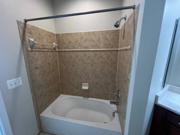 $1,000 / 4br - 160ft2 - Large bedroom with private bathroom (Springfield,VA)63250806029313123